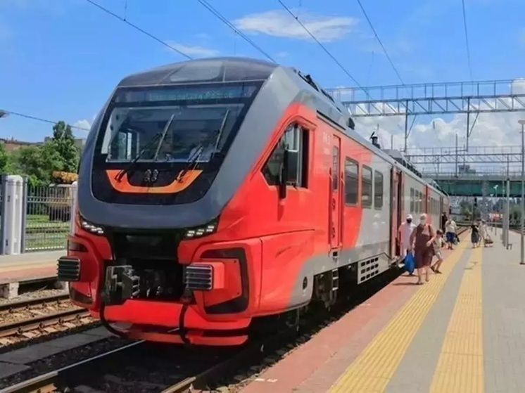 В Ростовской области под колеса поезда попала 16-летняя девушка