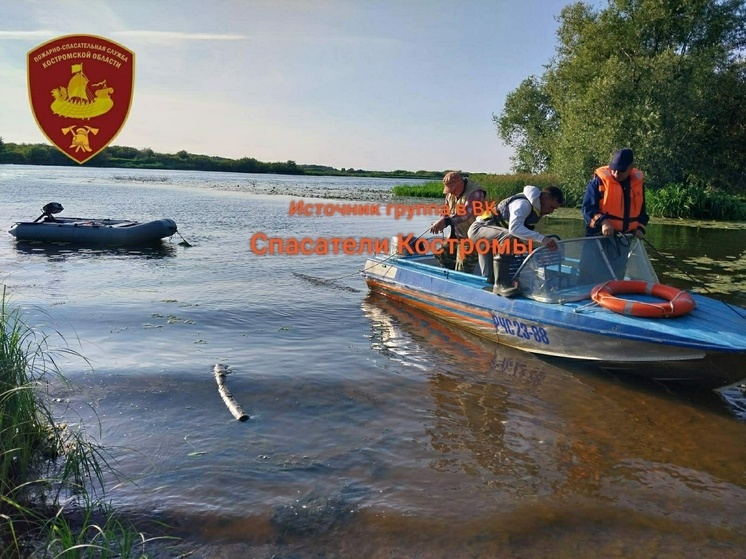 Костромским спасателям пришлось взять на буксир незадачливых рыбаков