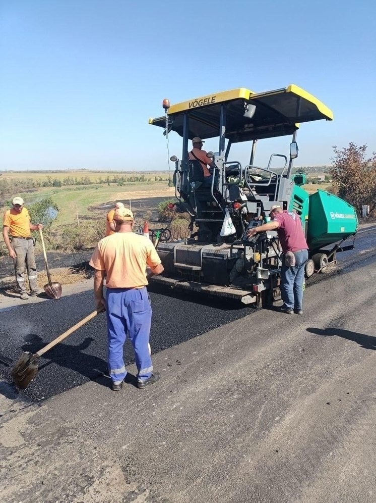 Главную дорогу в посёлке Гнутово в Мариуполе ремонтируют
