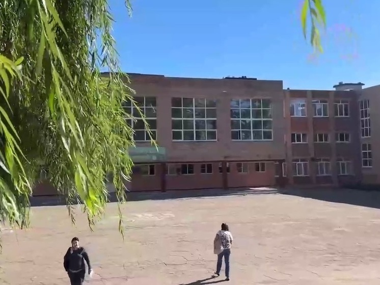 В Харцызске нижегородцы в школе отремонтировали протекающую крышу