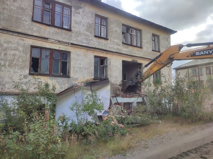Девять аварийных домов начали сносить в Килпъявре