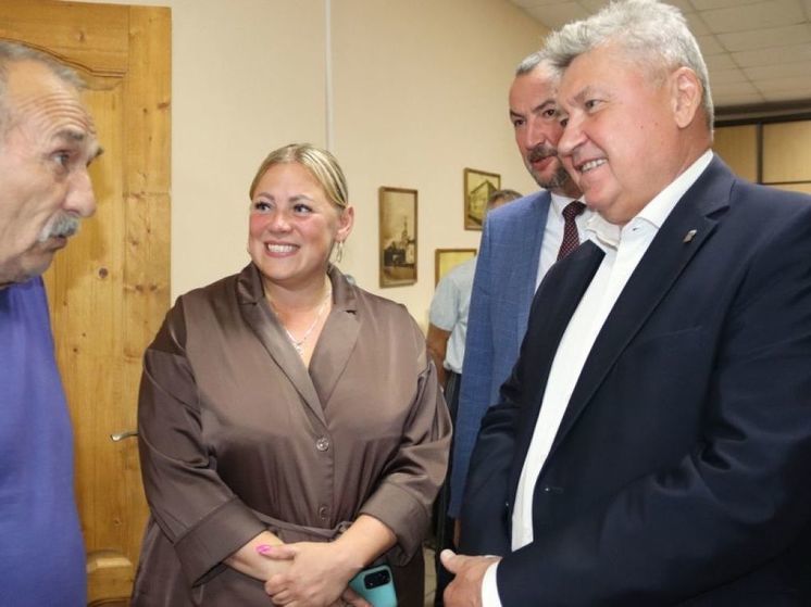 Алексей Анохин и Иван Брюханов навестили курян в пункте временного размещения и передали необходимые вещи