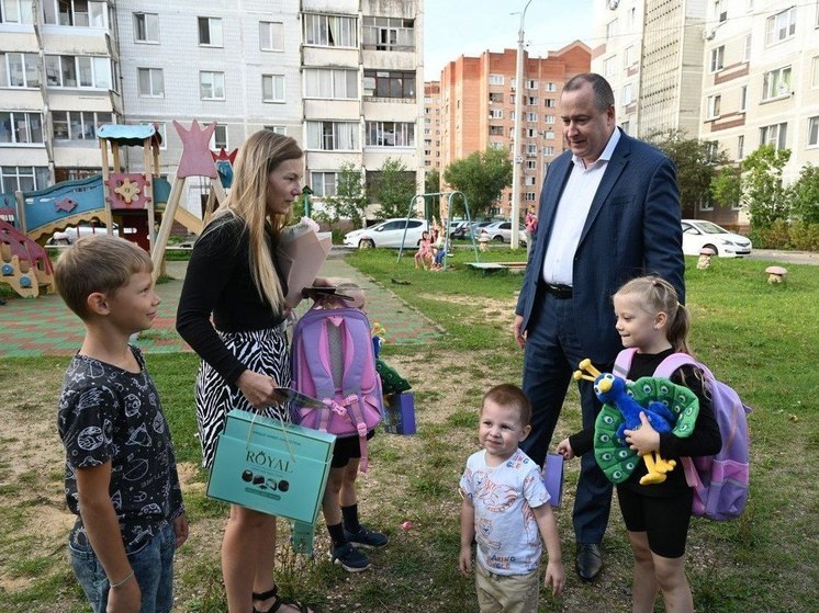 Глава Серпухова вручил будущим первоклассникам подарочные наборы