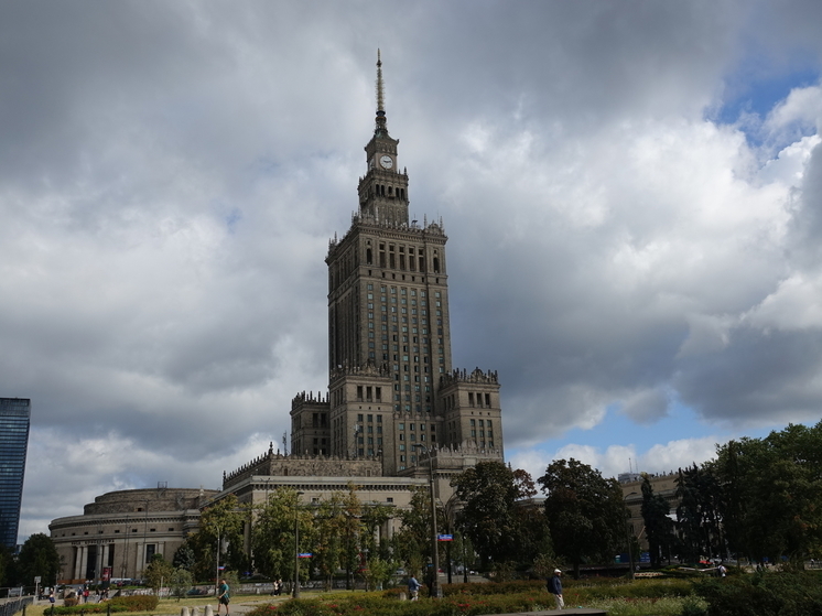 Глава МИД Польши посетовал на невозможность сноса сталинской высотки в Варшаве