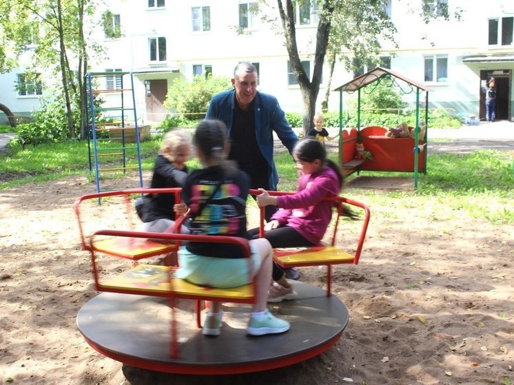 В Великом Новгороде благоустроили детскую площадку на Черняховского