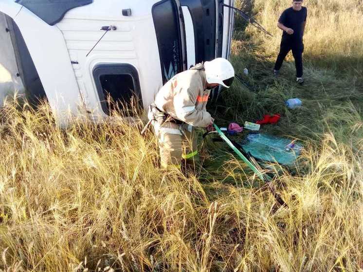 В Алтайском крае пожарные спасли водителя и пассажира перевернувшейся фуры