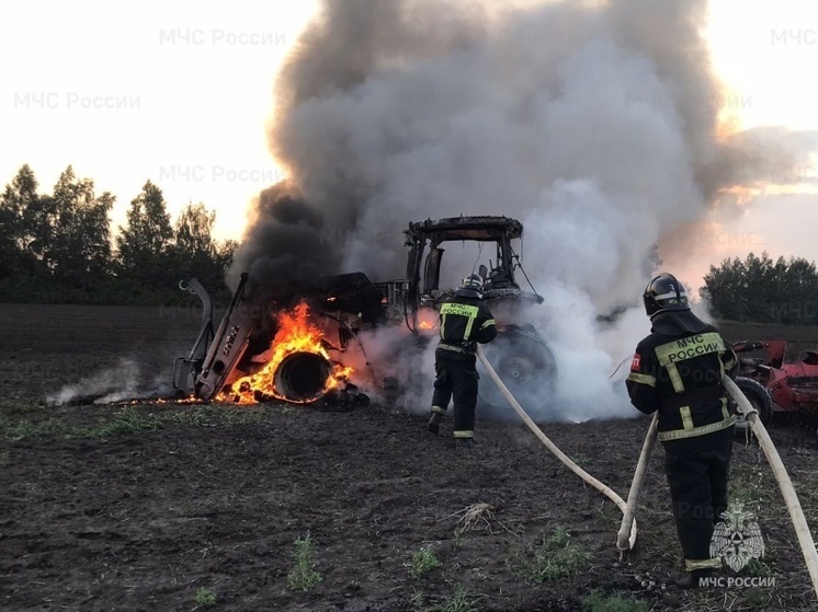 На Орловщине в поле полыхал трактор
