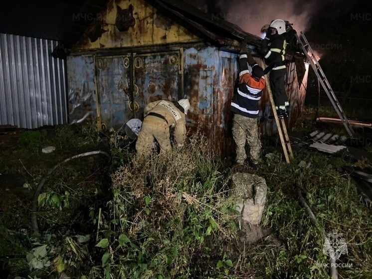 Добровольцы помогали орловским огнеборцам спасти гараж