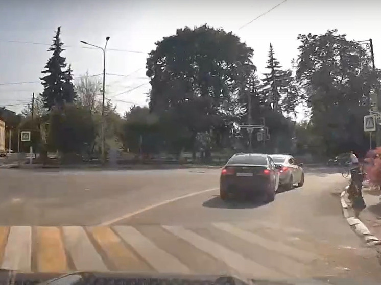 В Твери велосипедисты спровоцировали аварию возле пешеходного перехода
