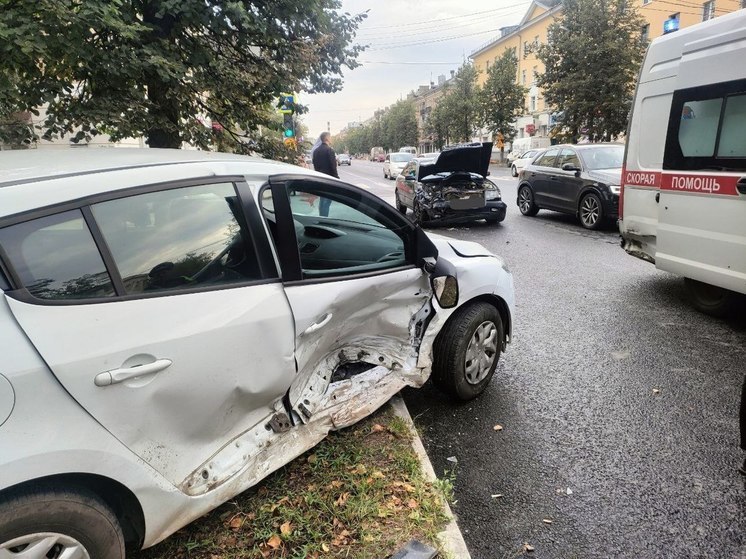 В Твери иномарку выкинуло на тротуар после аварии