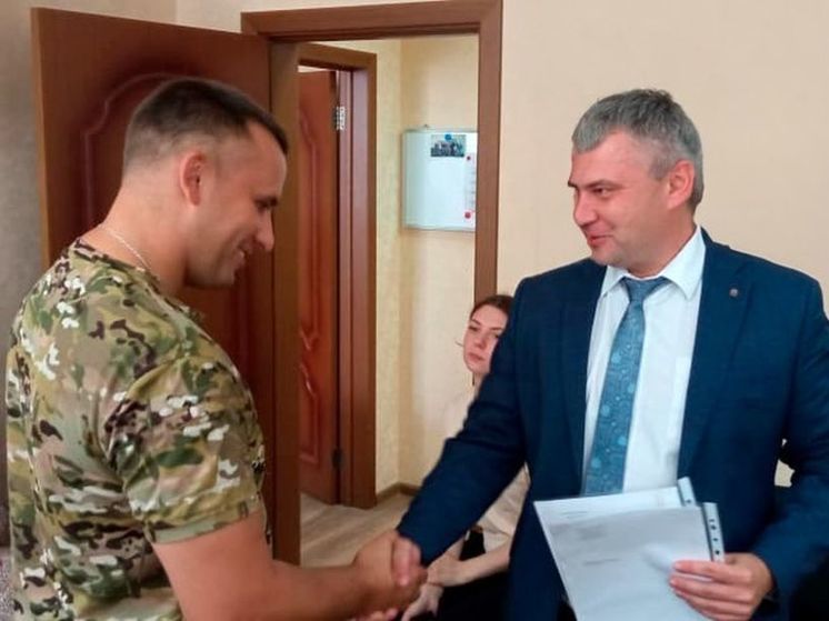 В Орле 2 участника СВО из числа сирот получили жилищные сертификаты