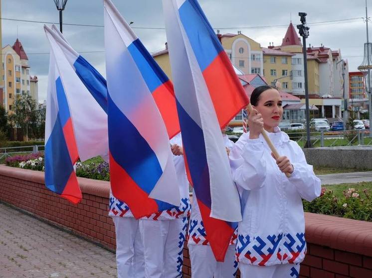 Салехардцы всех возрастов с триколором вышли на улицы в День Государственного флага РФ