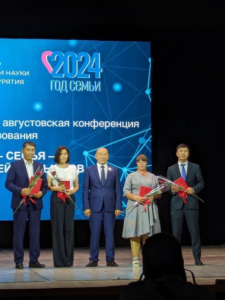 Четверо учителей Бурятии награждены грамотами Народного Хурала