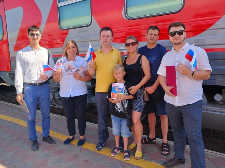 Патриотическую акцию ко Дню Государственного флага РФ провели на железнодорожном вокзале Астрахани