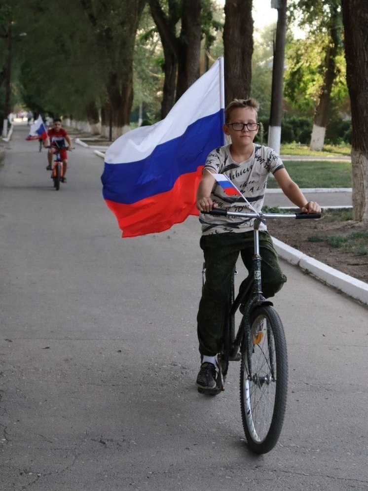 В станичной школе Кировского округа развернули сшитый директором флаг