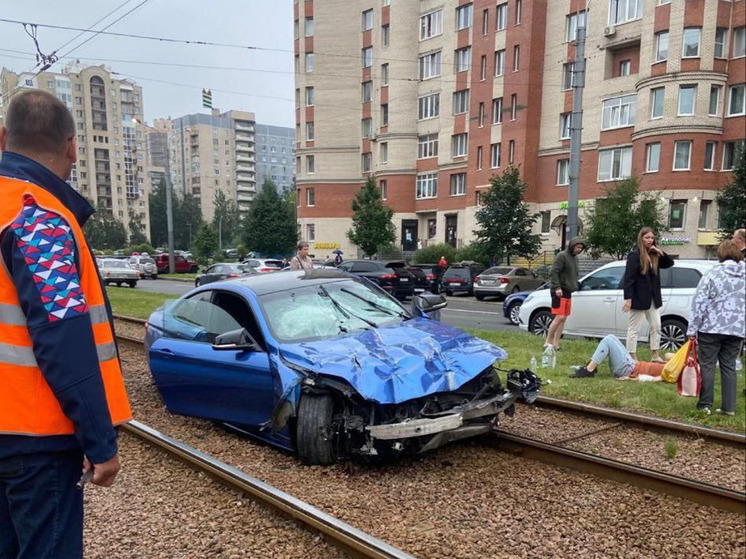 В Петербурге легковой автомобиль выехал на трамвайные пути