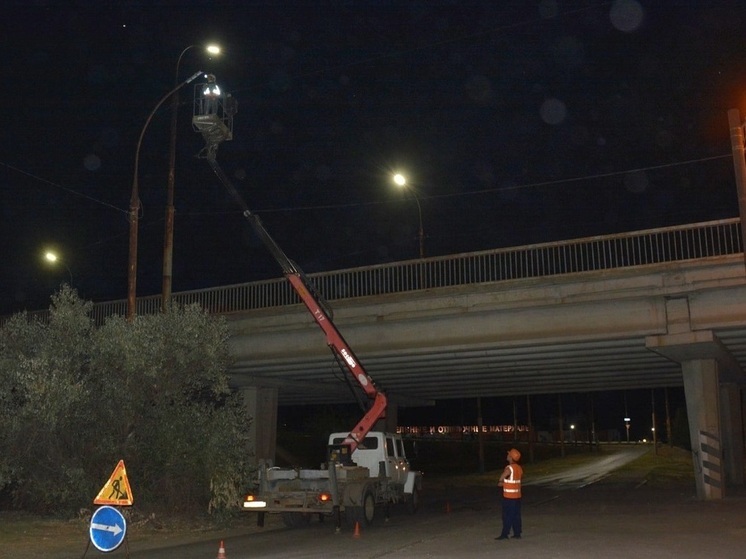 В Астрахани полностью заменили освещение на Новом мосту