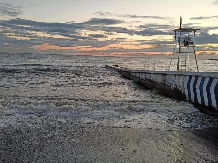 Туристы массово жалуются на «зеленое» море в Анапе