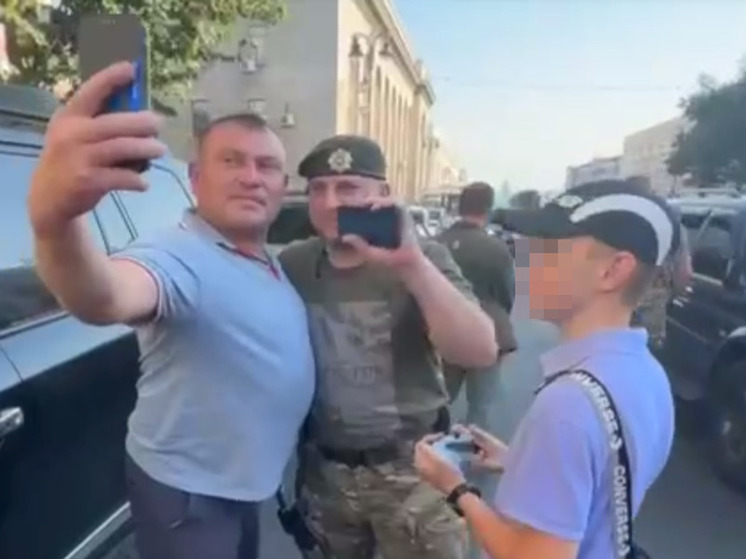 Жители Курска устроили фотоссесию с командиром спецназа «Ахмат» Апти Алаудиновым