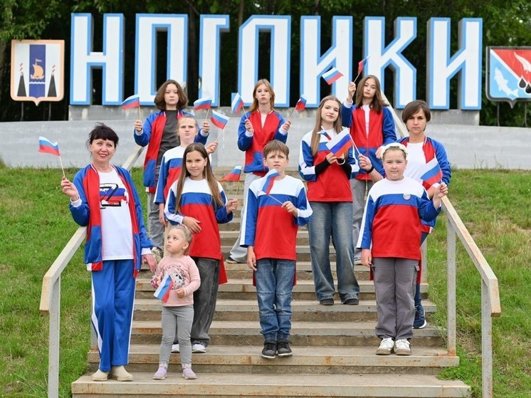 Жители Ноглик ярко отметили День государственного флага