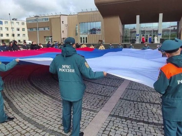 Флэшмобами, автопробегами и другими акциями отмечают День флага на Чукотке