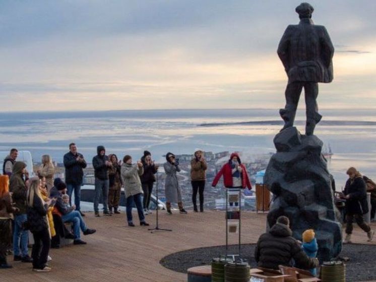 Первые Куваевские чтения у памятника писателю прошли в Певеке