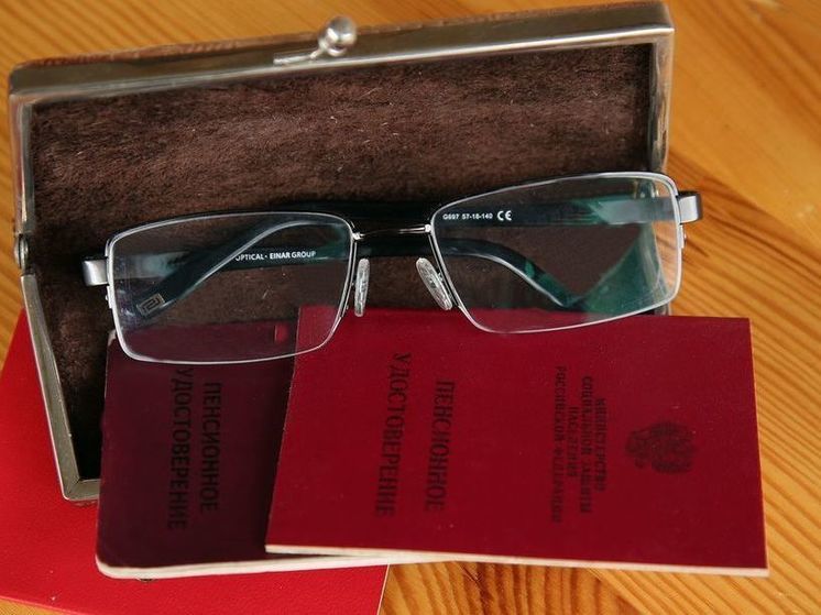 «Известия»: разница в пенсии незанятых и работающих пенсионеров составила 4800 рублей