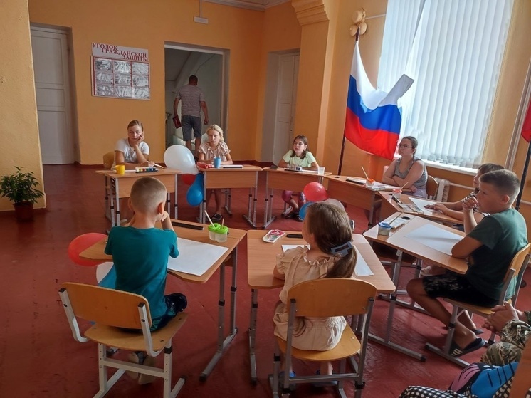 Школьники Верхнего Рогачика присоединились к празднованию Дня Государственного флага