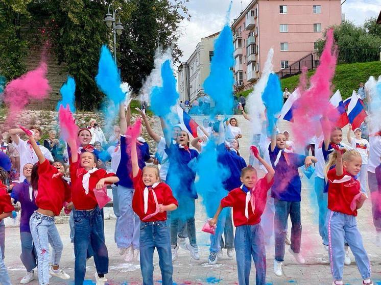 Флешмоб «Три цвета моей страны!» прошёл в Пскове