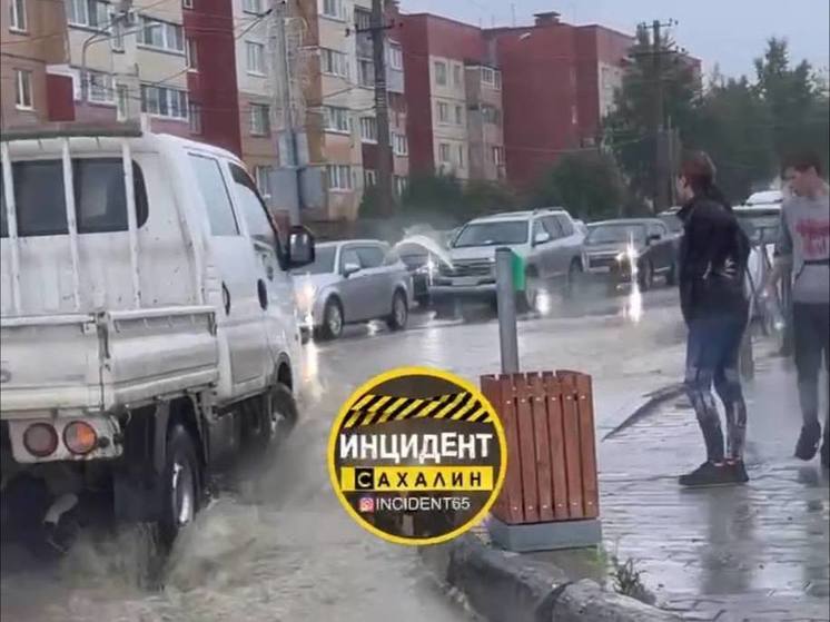 Южносахалинцы не могут перейти улицу Больничную из-за потопа