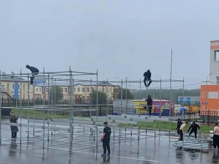 В Шахтерске в ливень монтируют сцену для празднования Дня шахтера