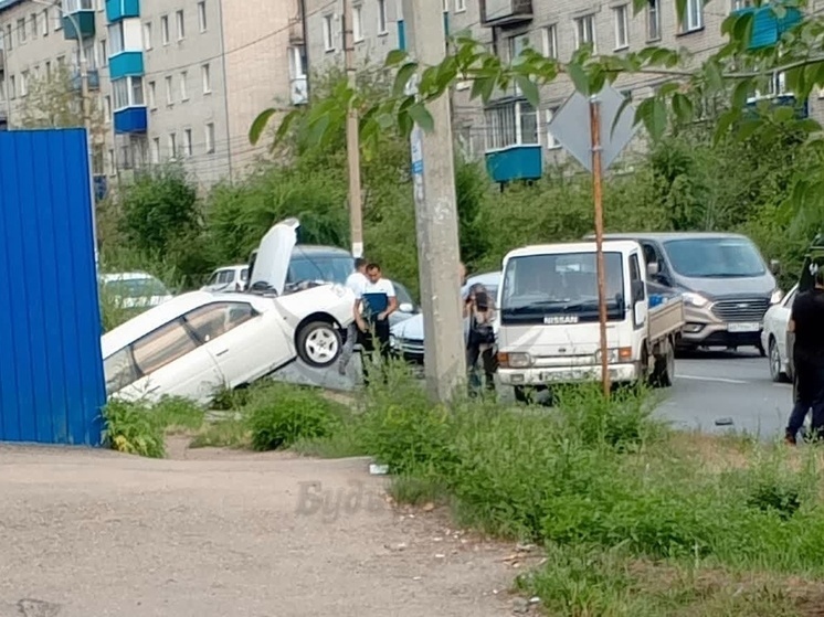Две Toyota столкнулись на Карла Маркса в Чите