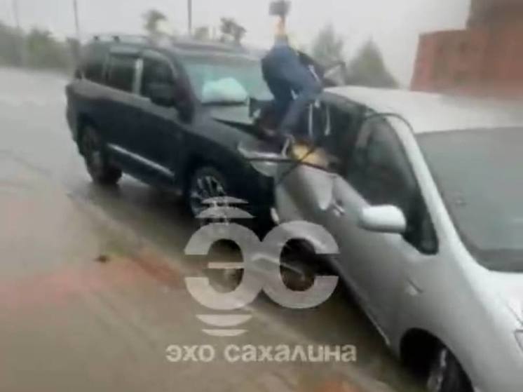 В Южно-Сахалинске внедорожник смял легковушку
