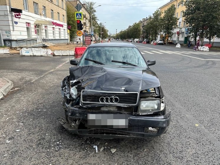Появились подробности аварии в Твери, где иномарка вылетела с дороги