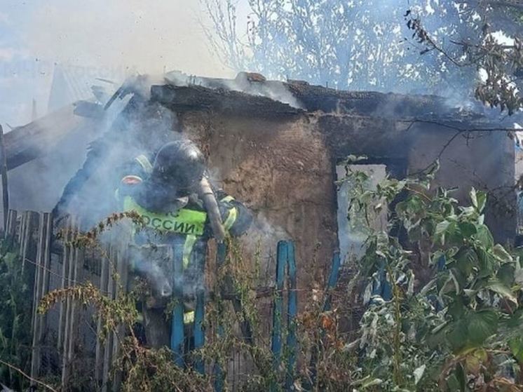 В Орловской области вспыхнула деревянная хозпостройка
