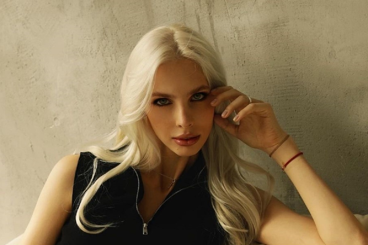 Гимнастка снялась в джинсах и бюстгальтере