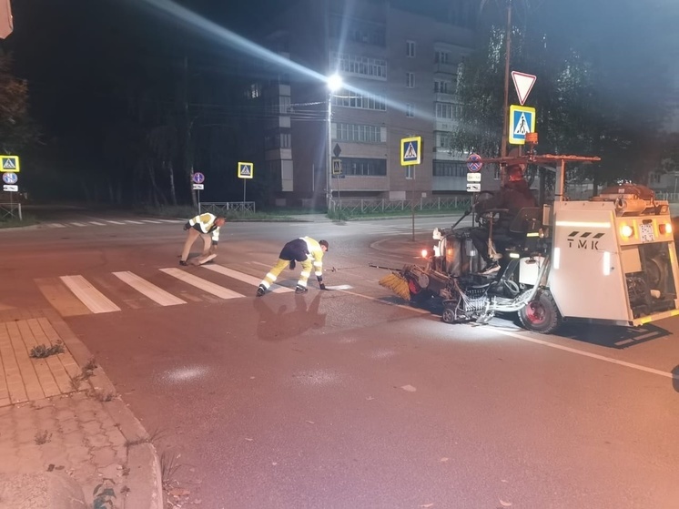 По ночам в Йошкар-Оле наносят дорожную разметку у школ