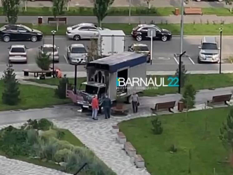 В сквере на Ускова в Барнауле сгорел грузовик
