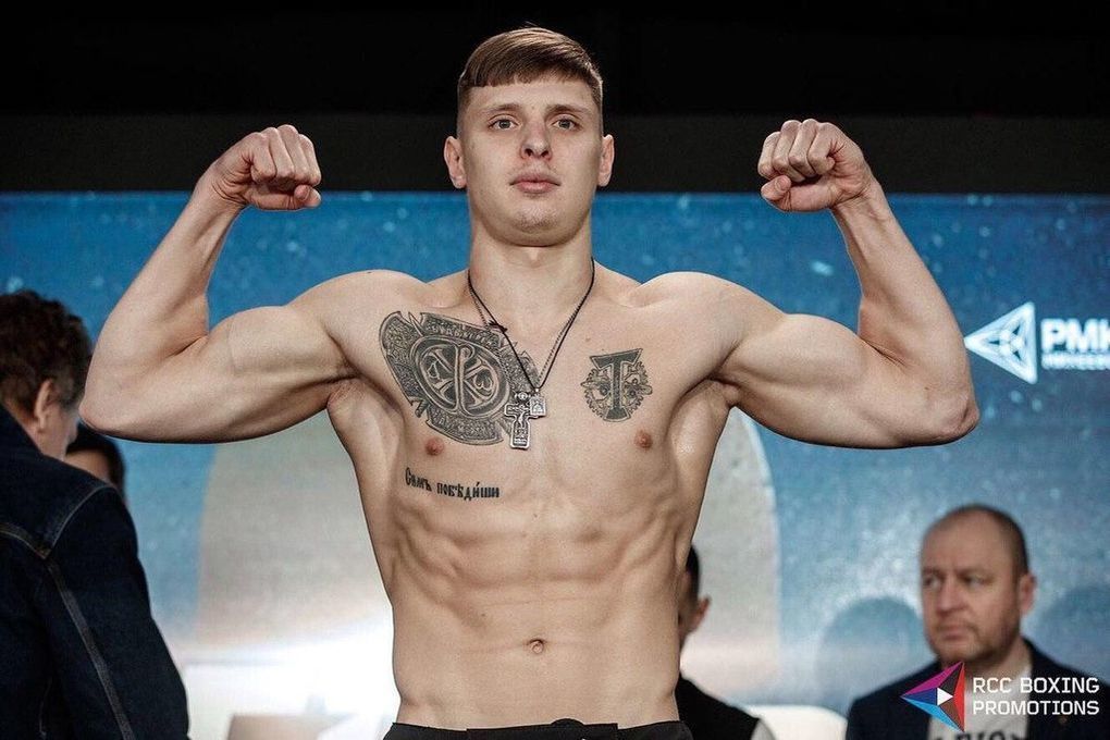 Российский боксер Войцеховский победил конголезца Катомпу