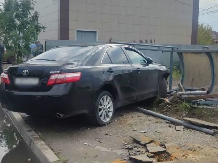 На водителя, сбившего женщин на остановке, возбудили уголовное дело