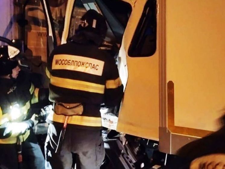 Два грузовика и легковушка столкнулись на трассе под Луховицами