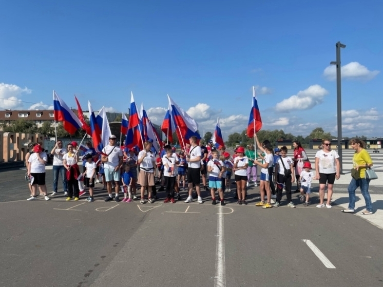 В Великом Новгороде провели массовый забег в честь Дня Государственного флага России