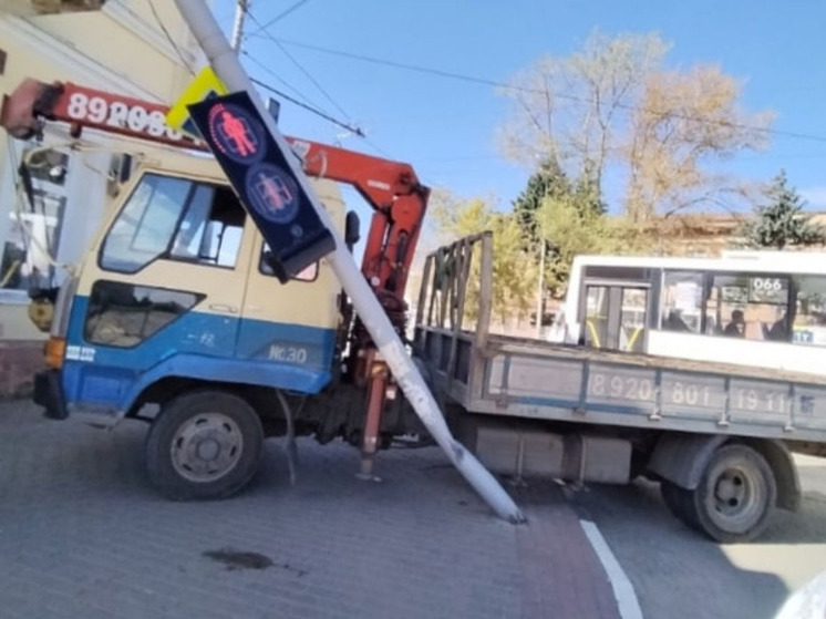 В Орле светофор не выдержал столкновения с краном