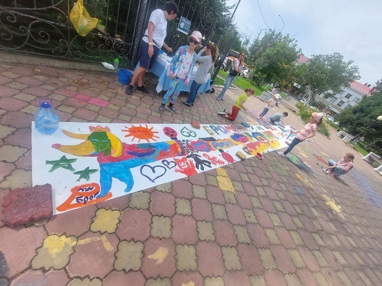 В Южно-Сахалинске раскрасили многометровую таксу