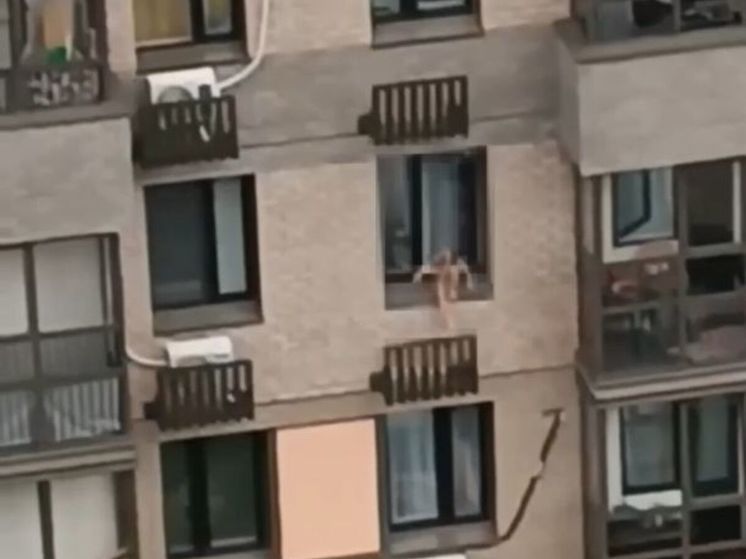 Девочка вылезла из окна многоэтажного дома в Железнодорожном