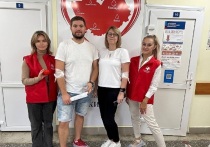8 августа Всероссийскому общественному движению добровольцев в сфере здравоохранения «Волонтеры-медики» исполнилось восемь лет. В честь праздничной даты добровольцы из Алтайского края, которые занимаются в регионе популяризацией донорства, провели акцию «#СемьяВМ». Партнером мероприятия выступил Краевой центр крови. 