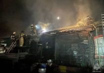 Ночью 25 августа в многоквартирном доме по улице Комсомольская произошел пожар. Это одноэтажное здание в Рубцовске. Загорелась общая веранда двух квартир.