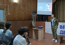 В Барнауле продолжается совместная акция «Служу Отечеству» российского общества «Знание» и государственного фонда «Защитники Отечества». О ценности фронтовой дружбы и важности поддержки семьи рассказал ветеран СВО на встрече со школьниками в детском лагере «Березка». 