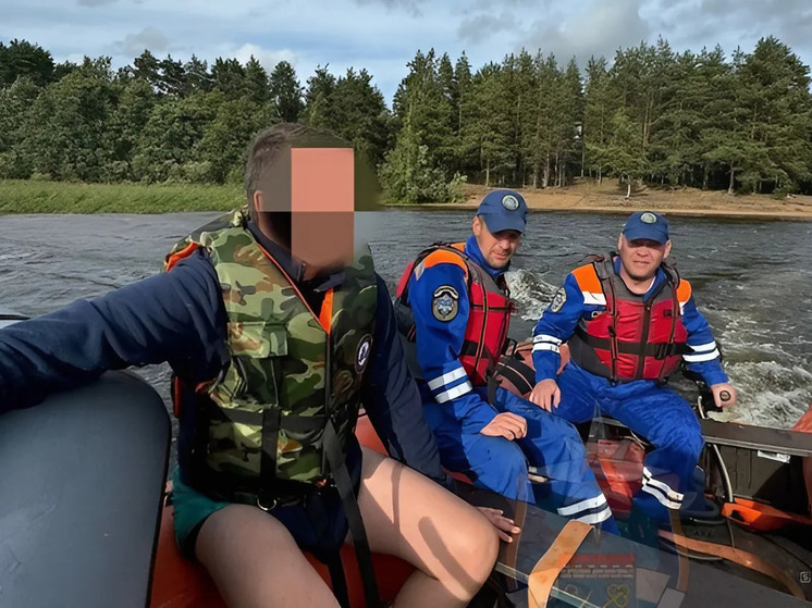 На Суходольском озере спасатели выручили мужчину после поломки лодочного винта