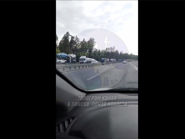 Автомобили застряли в многокилометровой пробке на трассе у Пензы